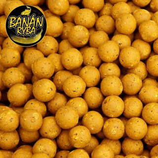 BLACK CARP Boilies Banán Ryba 1kg 20 mm